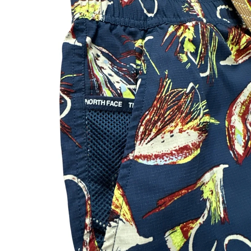 The North Face Men’s Athletic Shorts Size Medium Fishing Lure‎ Logo Shorts